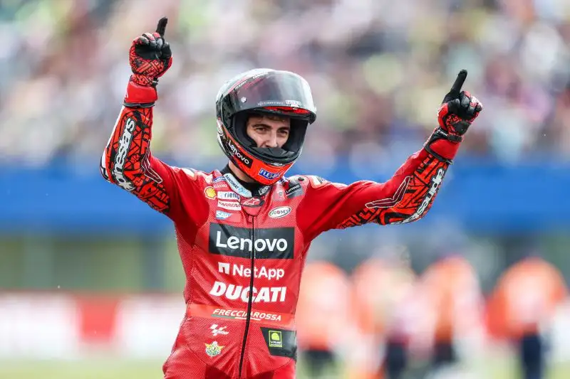 Pecco Bagnaia 10: tutti lo aspettavano al varco dopo gli ultimi errori, e il ducatista risponde sfoderando un weeendek perfetto, pole e vittoria.
