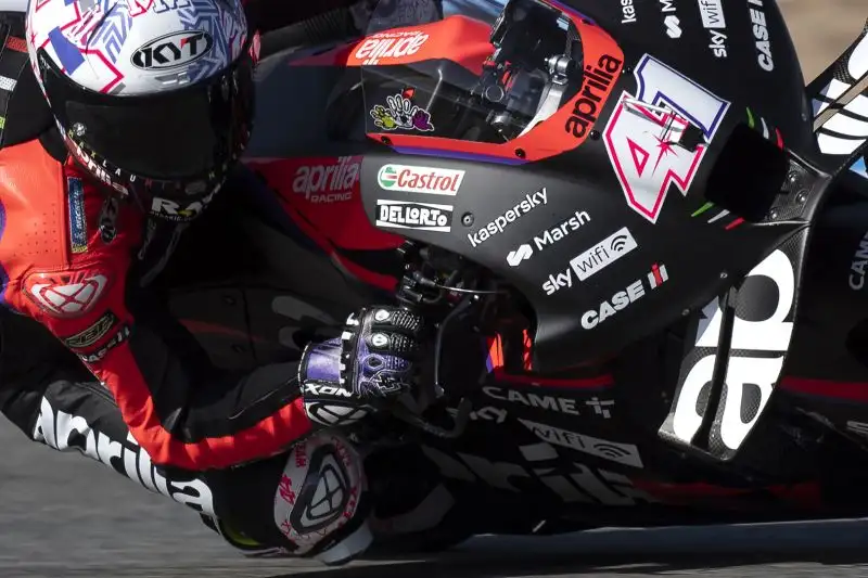 Aleix Espargarò 8,5: spettacolare rimonta dello spagnolo dell'Aprilia, che ha centrato un'insperata quarta posizione dopo essere scivolato fuori dai 10 a seguito dell'incidente di Quartararo
