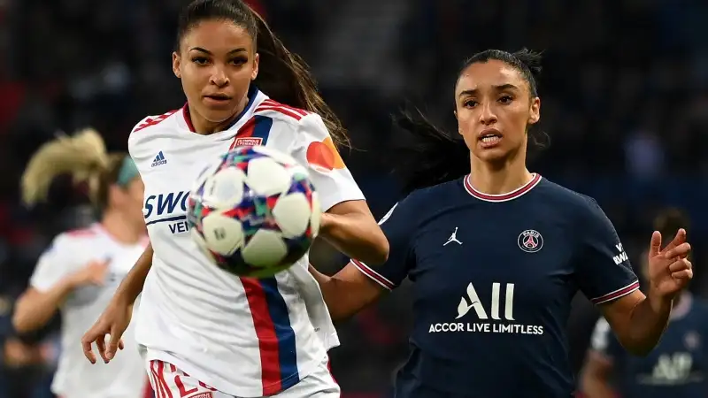 Dopo gli anni di Montpellier è passata al Lione e nell'estate del 2021 è approdata al Psg