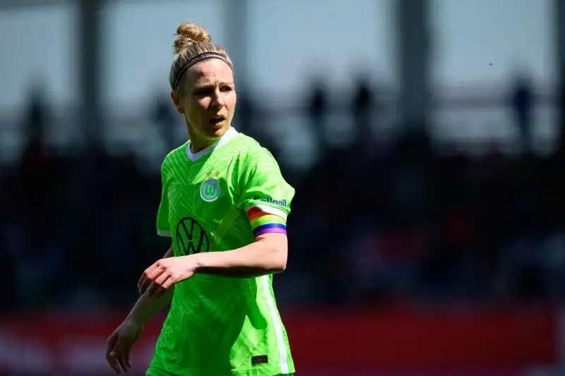 Gioca come attaccante nel Wolfsburg e nella nazionale tedesca
