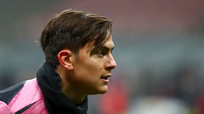 Per allenare il piede destro Dybala si esercita a scrivere il suo nome su un foglio con una penna tra le dita
