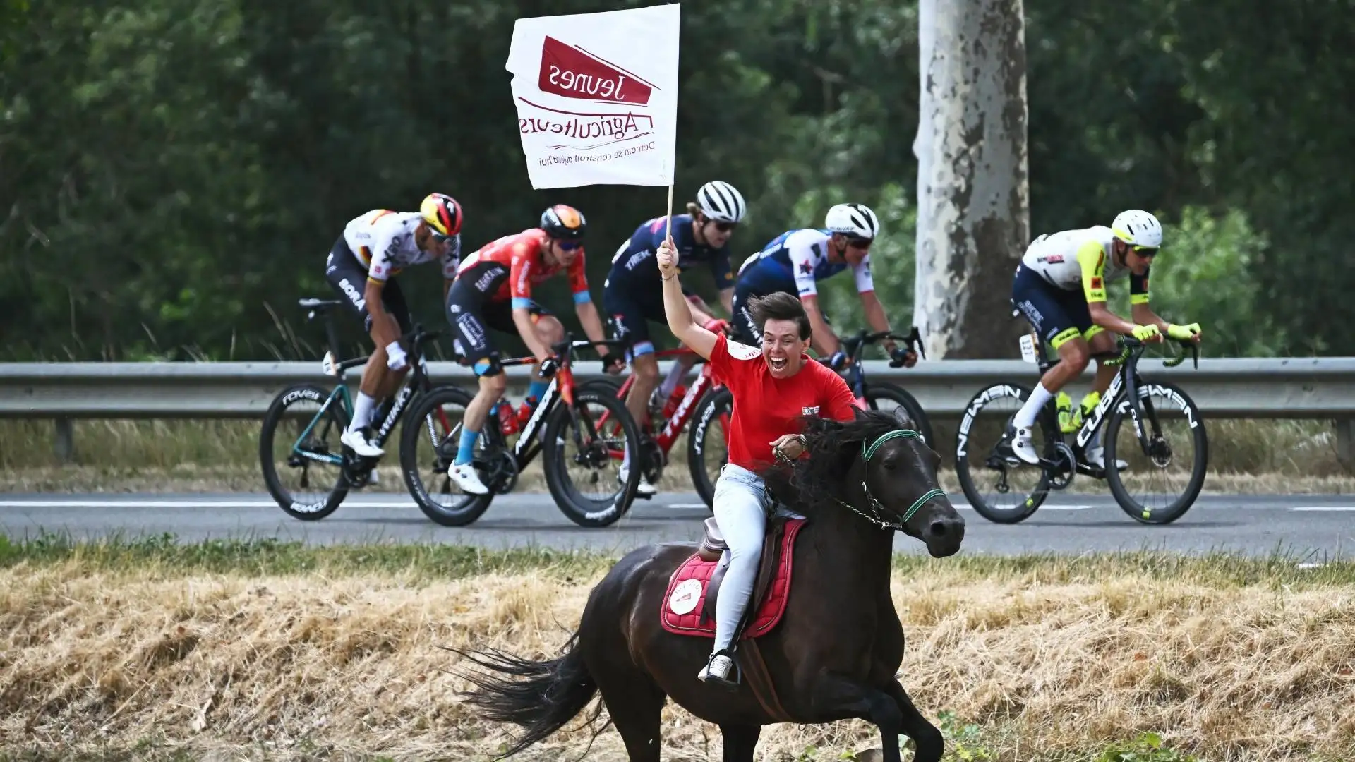 Proteste anche a cavallo, per non farsi mancare niente
