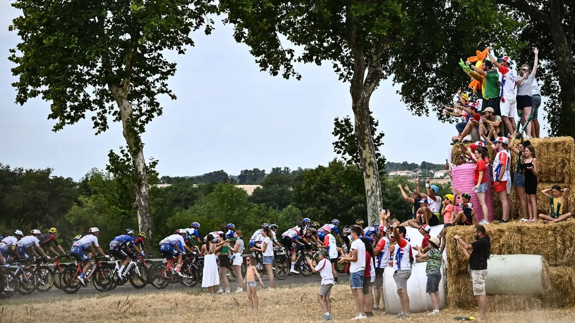 Alcuni spettatori si sono messi sulle balle di fieno ad aspettare il passaggio dei ciclisti