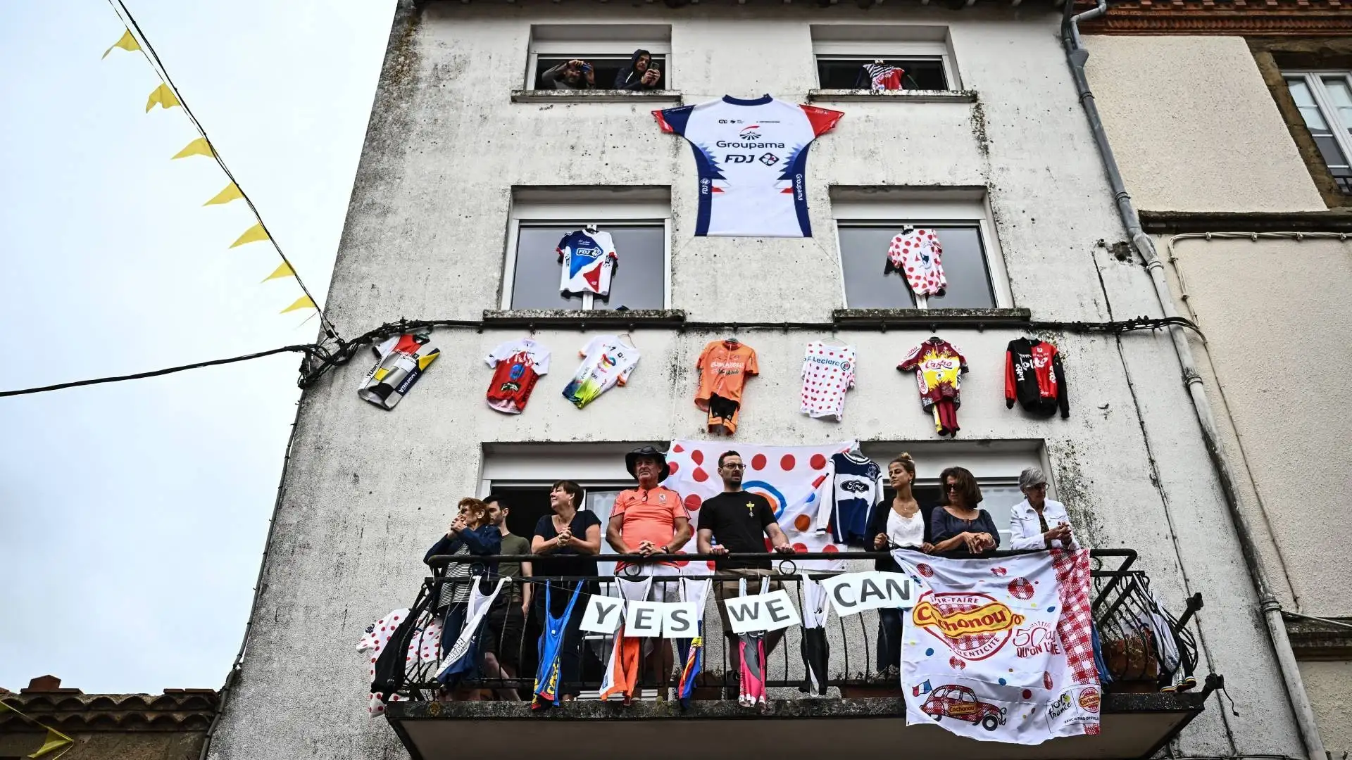 C'era gente anche sui balconi a seguire la diciannovesima tappa del Tour