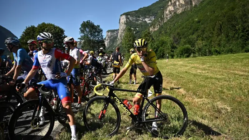 La decima tappa della Grande Boucle è rimasta paralizzata per una decina di minuti, lasciando i protagonisti del Tour in attesa, tra cui la maglia gialla Pogacar