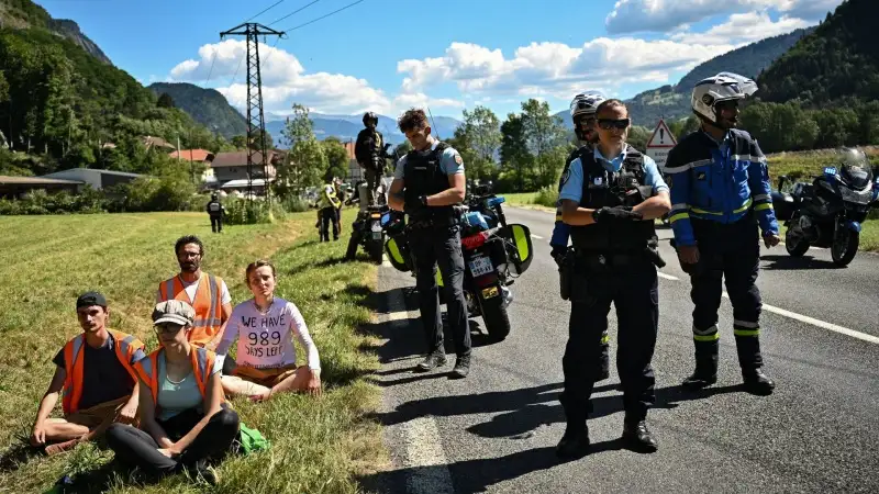 Nove manifestanti hanno bloccato la corsa a 35km dal traguardo