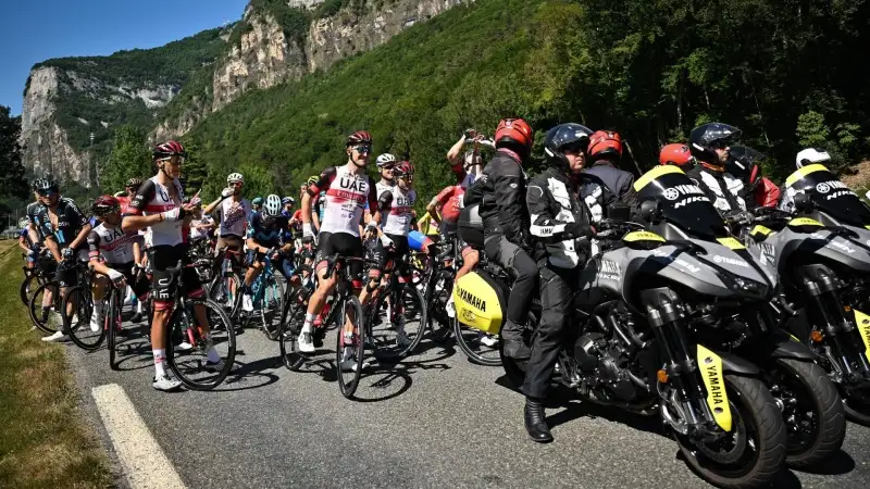 Il gruppo dei ciclisti è rimasto fermo circa dieci minuti