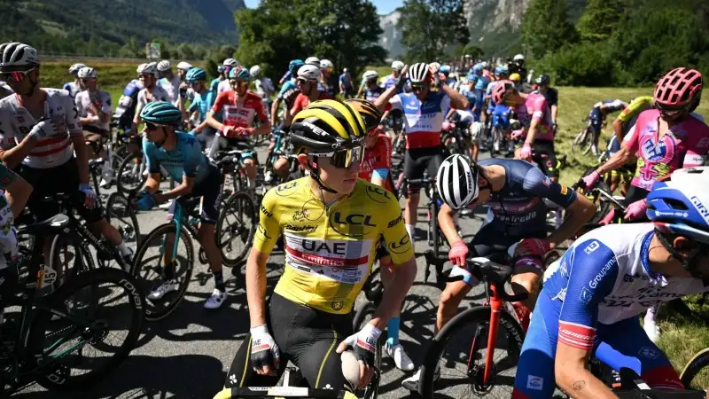 La tappa è poi stata vinta dal danese Magnus Cort Nielsen e Tadej Pogacar ha conservato la maglia gialla per solo undici secondi
