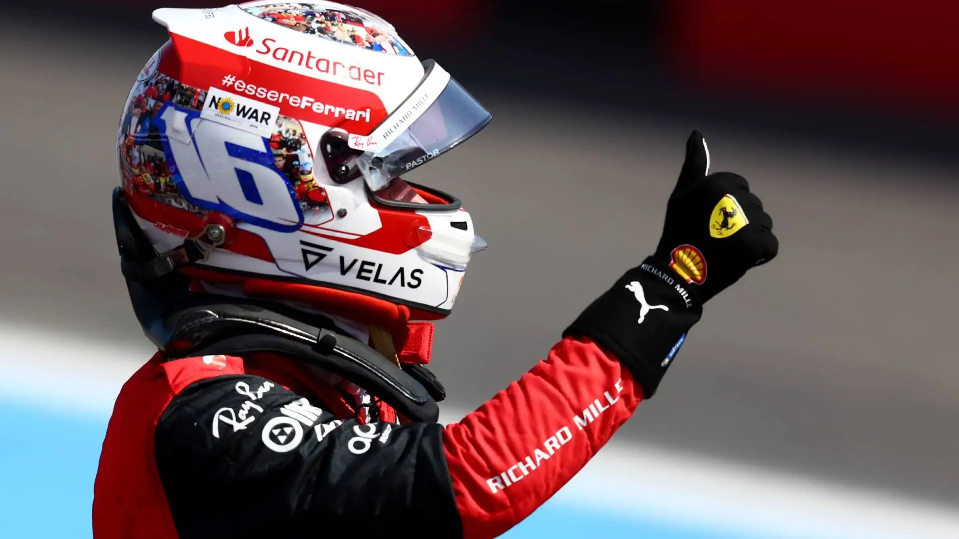 Al termine delle qualifiche Leclerc ha salutato il pubblico