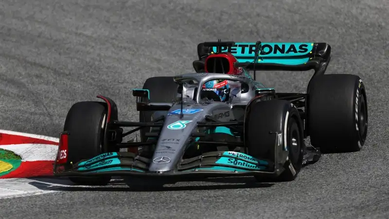 Russell 7. Il prodigio della Mercedes non ne vuole sapere di abbandonare la top-5, chiude quarto