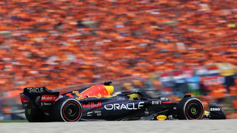 Verstappen 7.5. Non molla un centimetro ma questa volta si deve arrendere a Leclerc