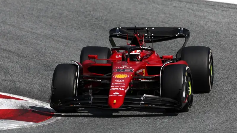 Leclerc 10. Non sbaglia nulla: per ben tre volte sorpassa Max Verstappen e si prende di forza la vittoria dopo cinque Gp senza podio