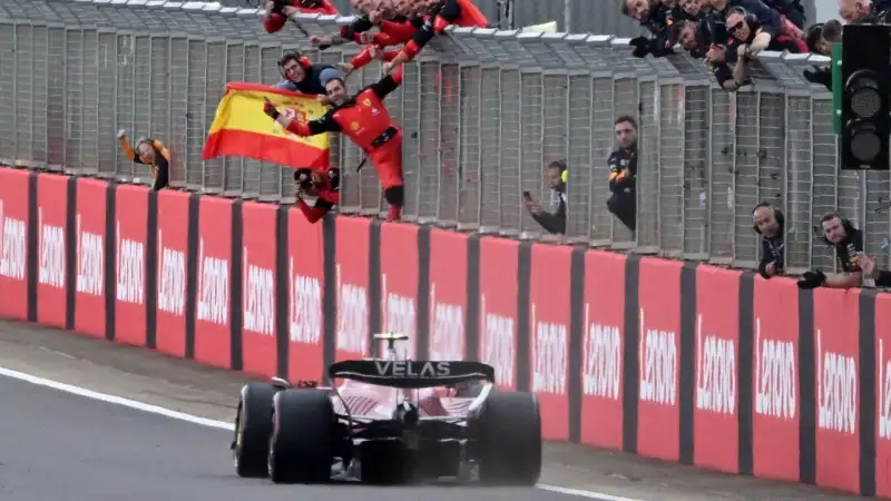 Sainz 9.5. Weekend da ricordare: prima pole position e prima vittoria in carriera. Non è il più veloce ma il migliore nei momenti decisivi della corsa