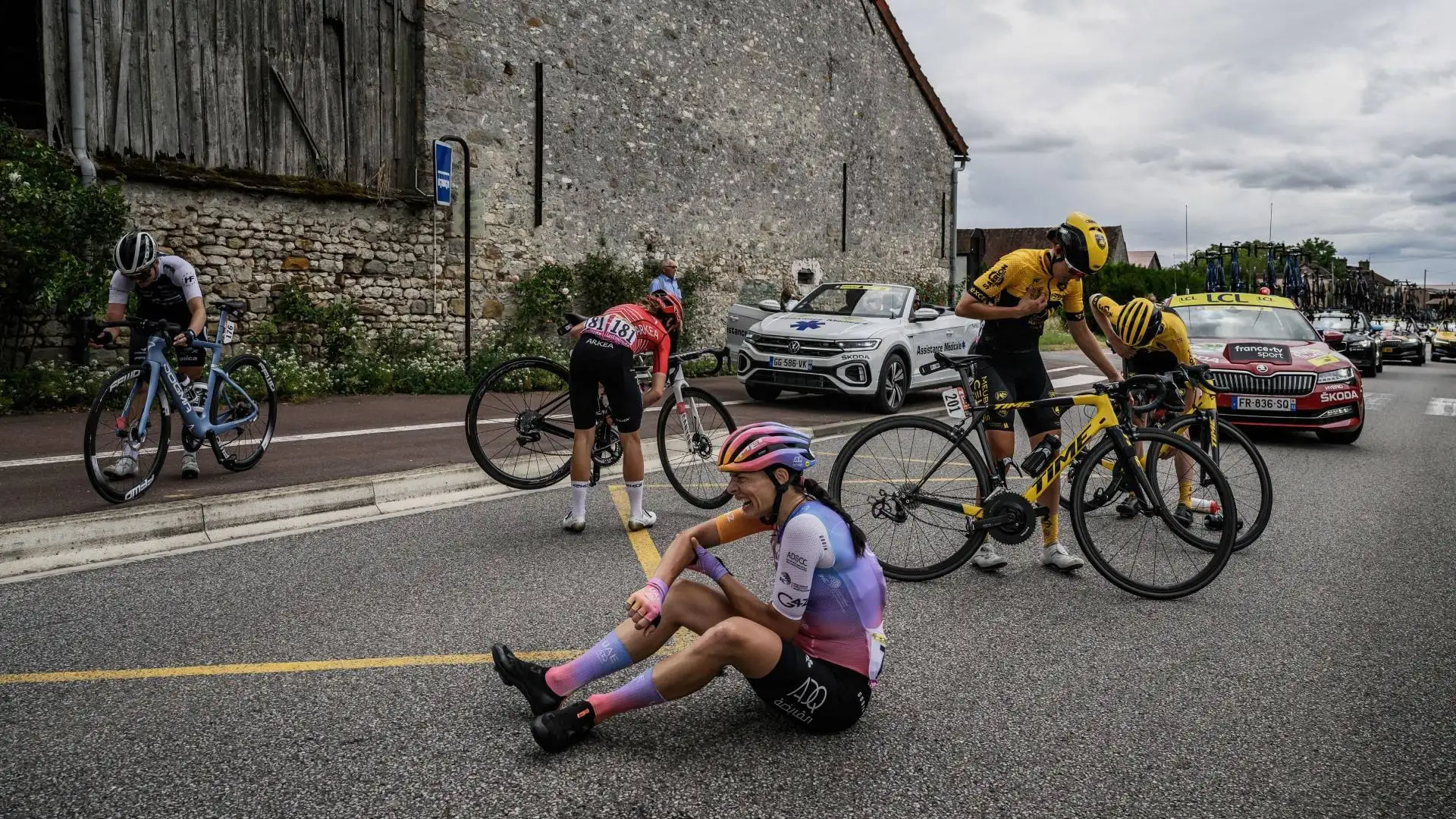 Molte le cicliste coinvolte nella caduta