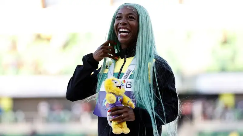 La giamaicana ha corso in un tempo record di 10''67, vincendo la gara dei 100m femminile