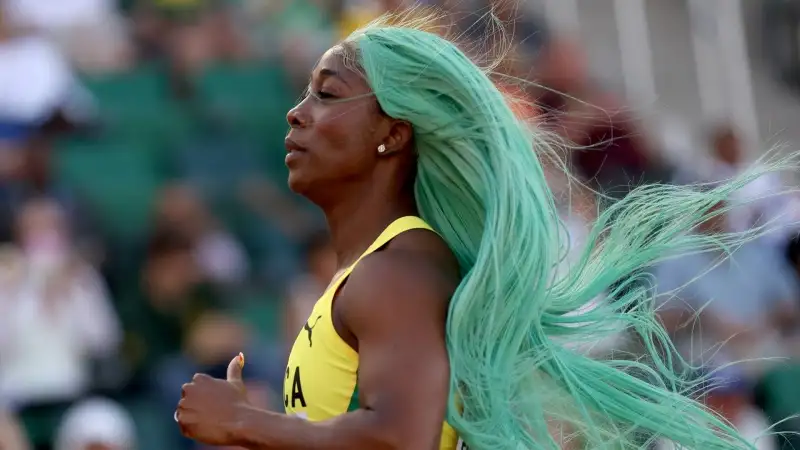L'atleta giamaicana ha sfoggiato una chioma con lunghe extension gialloverdi in onore del suo Paese
