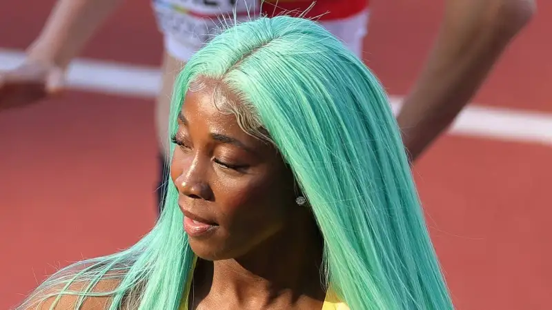 Al termine della gara, Shelly-Ann ha preso in braccio il piccolo Zyon.
