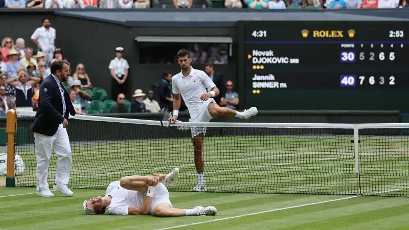 Djokovic ha scavalcato la rete per sincerarsi delle condizioni del suo avversario