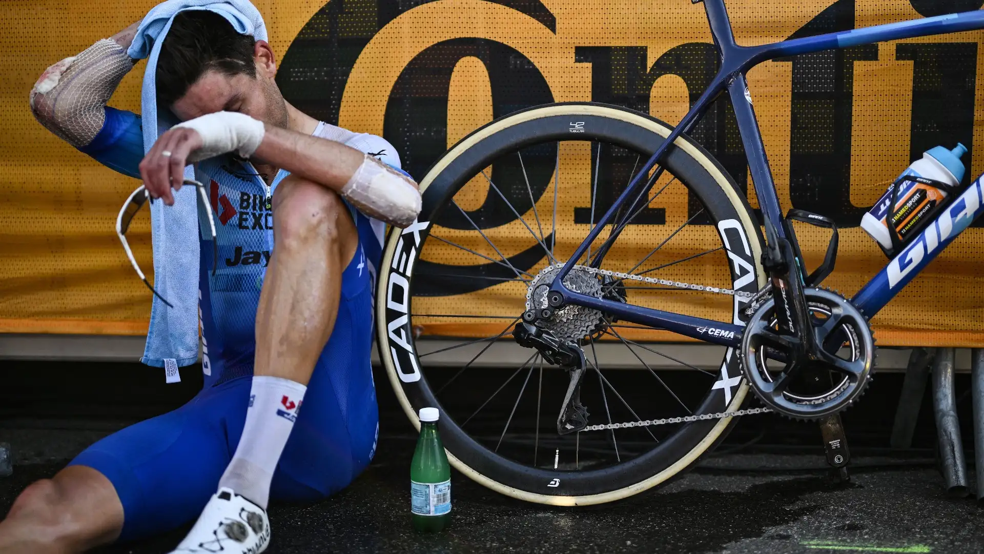 Jack Bauer, corridore del Team BikeExchange-Jayco, è stato protagonista di una brutta caduta nella 18a tappa.