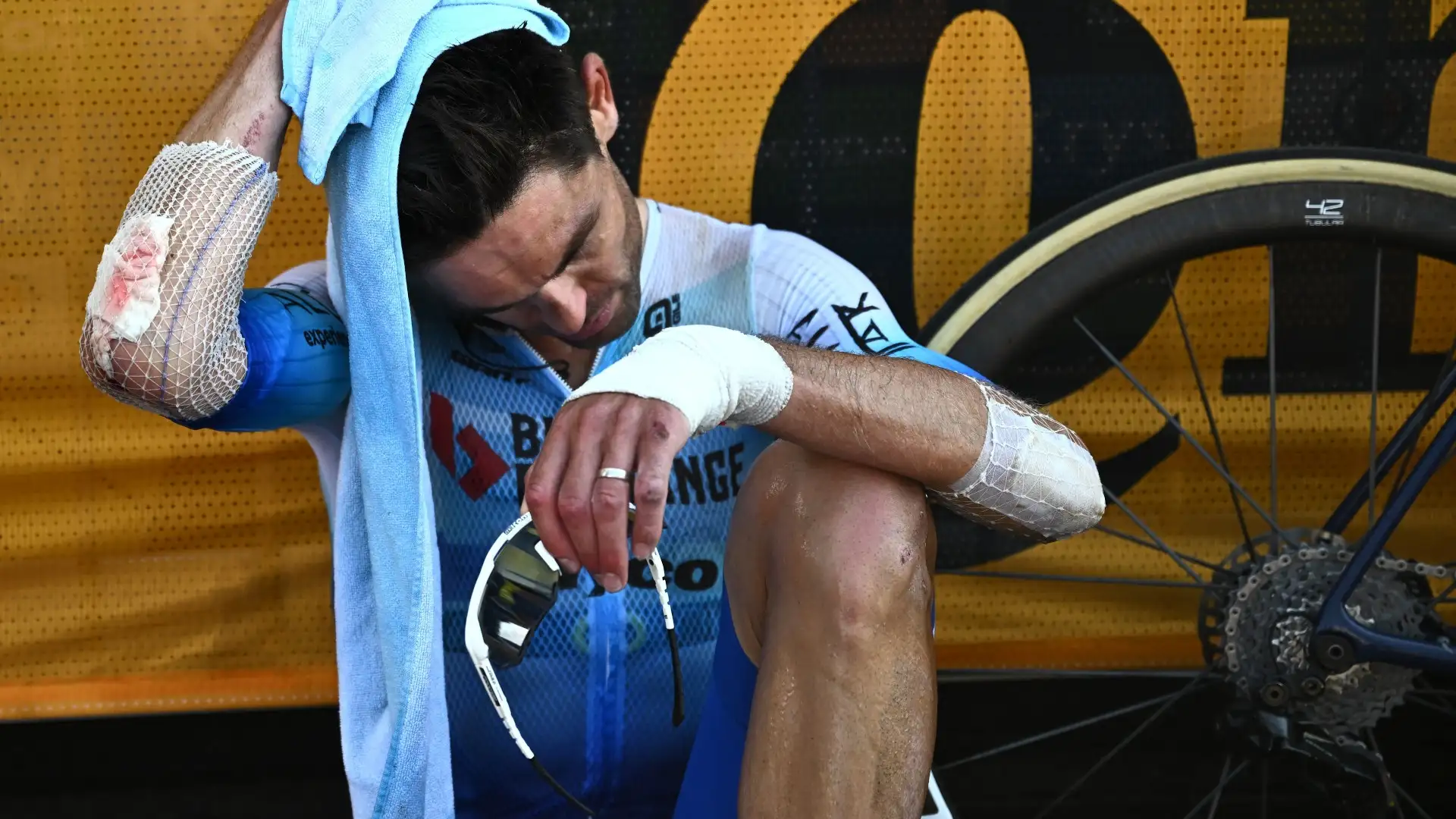 Nonostante i lividi e le escoriazioni, Bauer è risalito in bici e ha poi completato la tappa con arrivo a Hautacam.