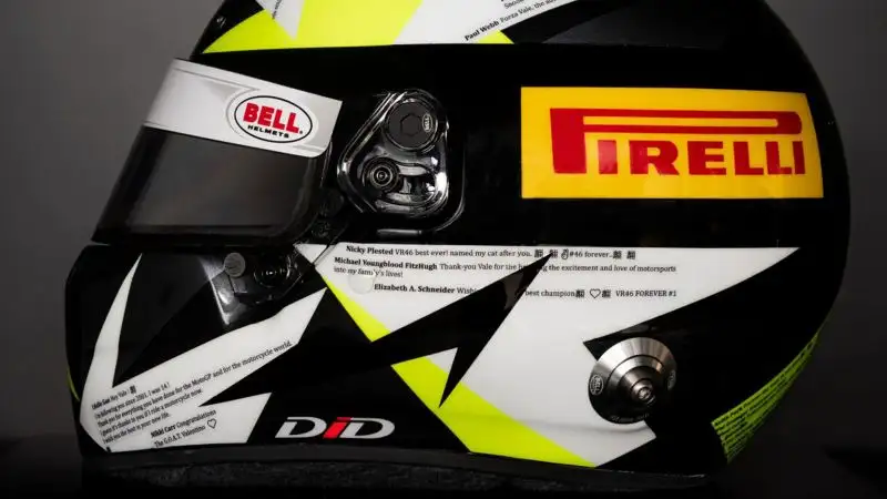 Sul casco le frasi di molti tifosi del Dottore (ph. Ufficio Stampa Pirelli)