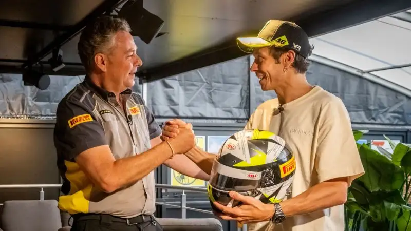 Ci ha pensato Mario Isola a consegnarglielo (ph. Ufficio Stampa Pirelli)