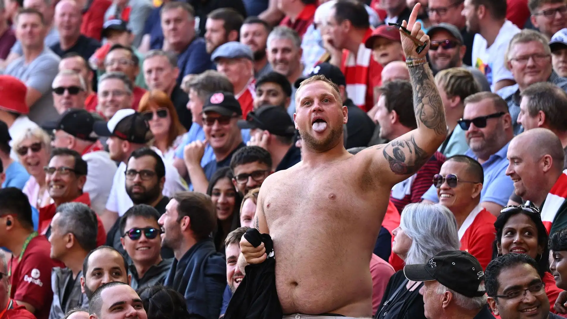 Qui un corpulento tifoso dei Reds esprime tutta la sua gioia