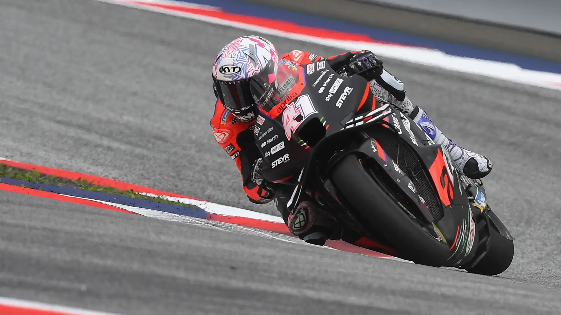 A. Espargarò 7: il pilota dell'Aprilia riesce a rimediare ad un weekend complicato con una gara di grande sostanza, limitando i danni in sesta posizione