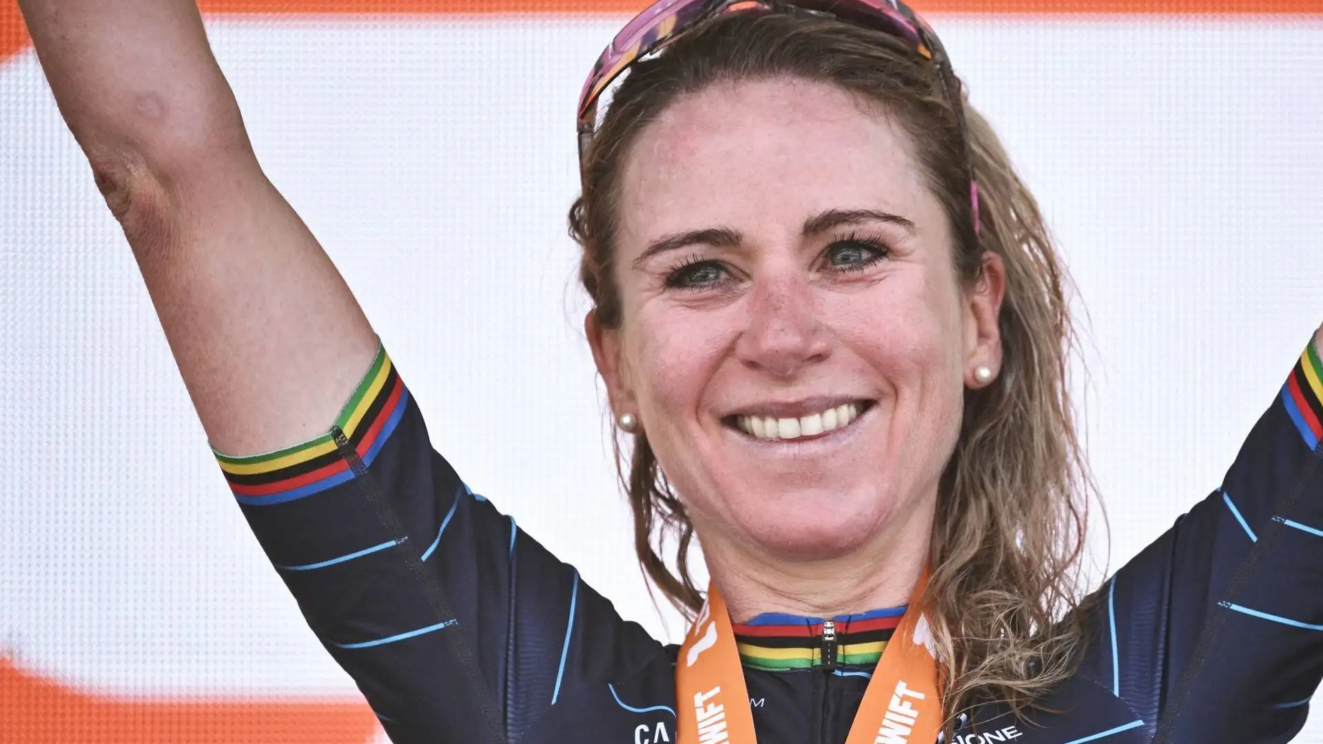 Invece, in classifica generale la van Vleuten ha chiuso al primo posto, davanti a Vollering e alla polacca Katarzyna Niewiadoma