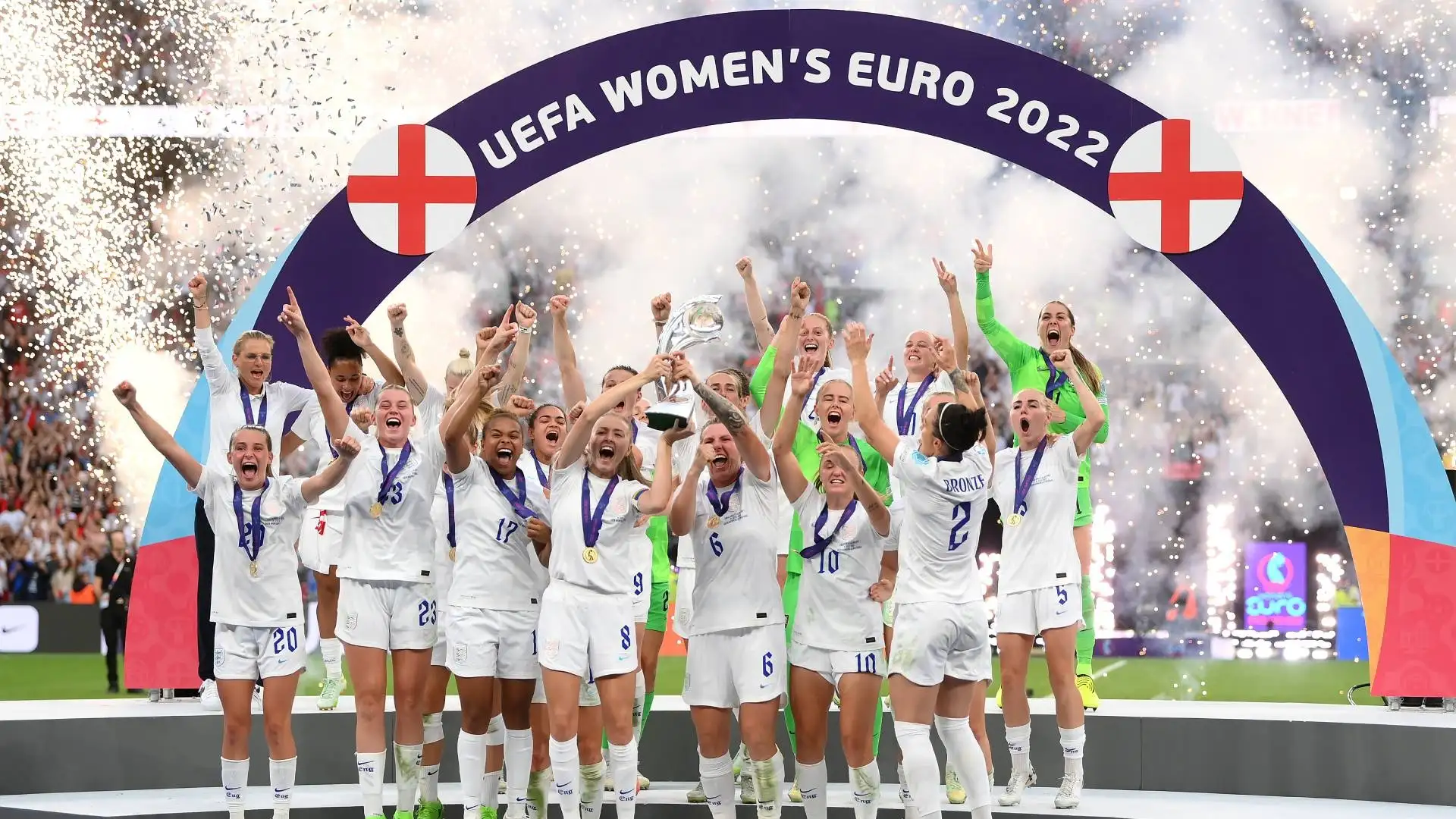Il momento della premiazione, a seguito del successo sulla Germania per 2-1 dopo i tempi supplementari