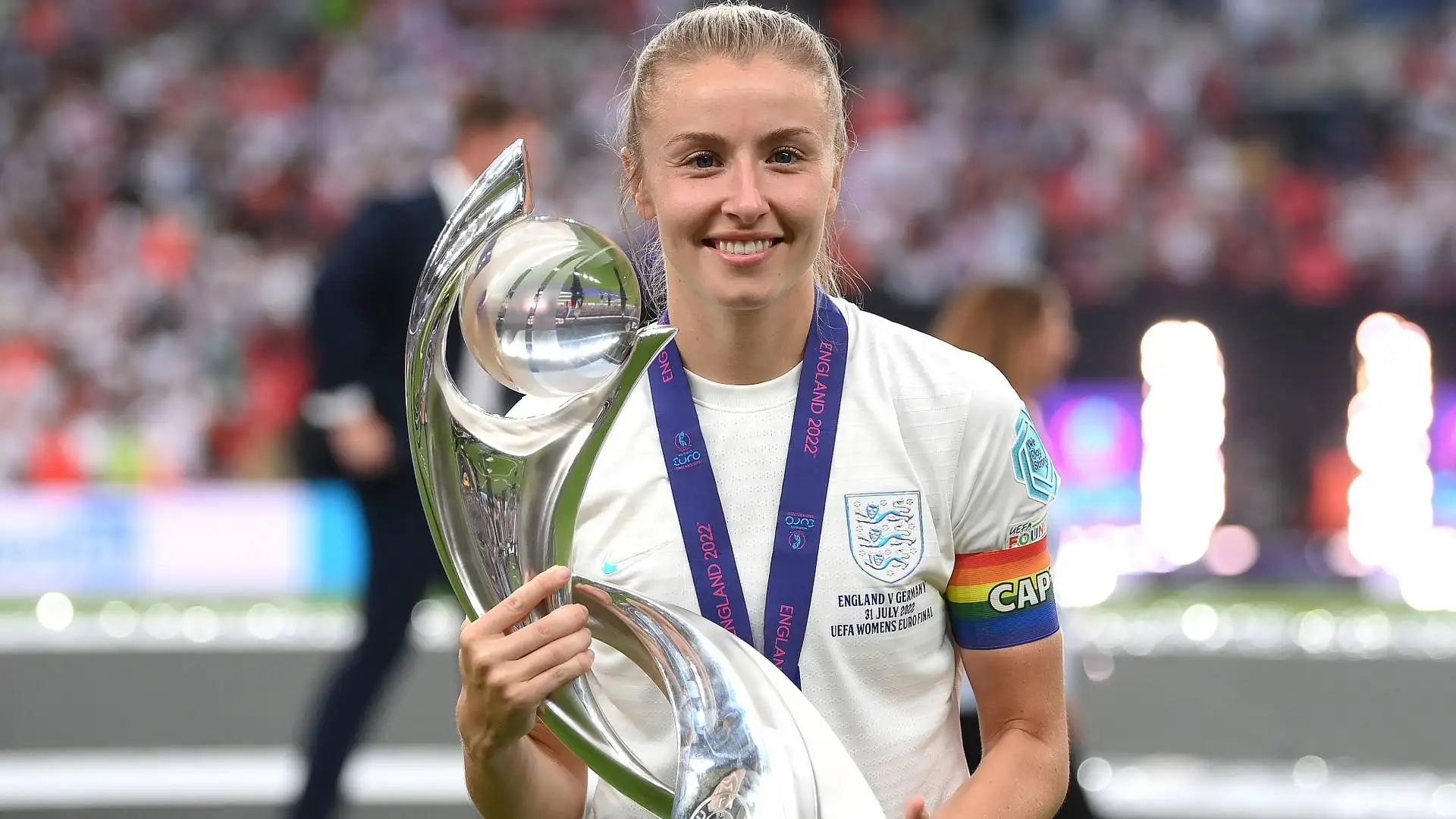 La capitana, Leah Williamson, con il trofeo