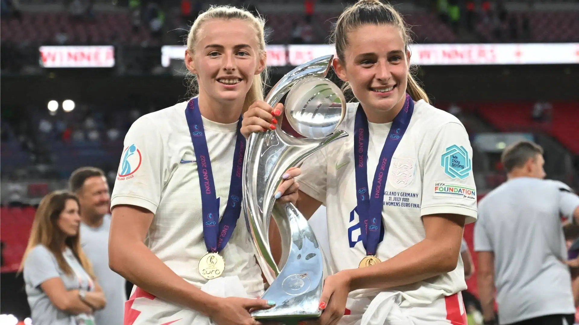 Le due autrici dei gol della finale, Chloe Kelly e Ella Toone, posano con la coppa