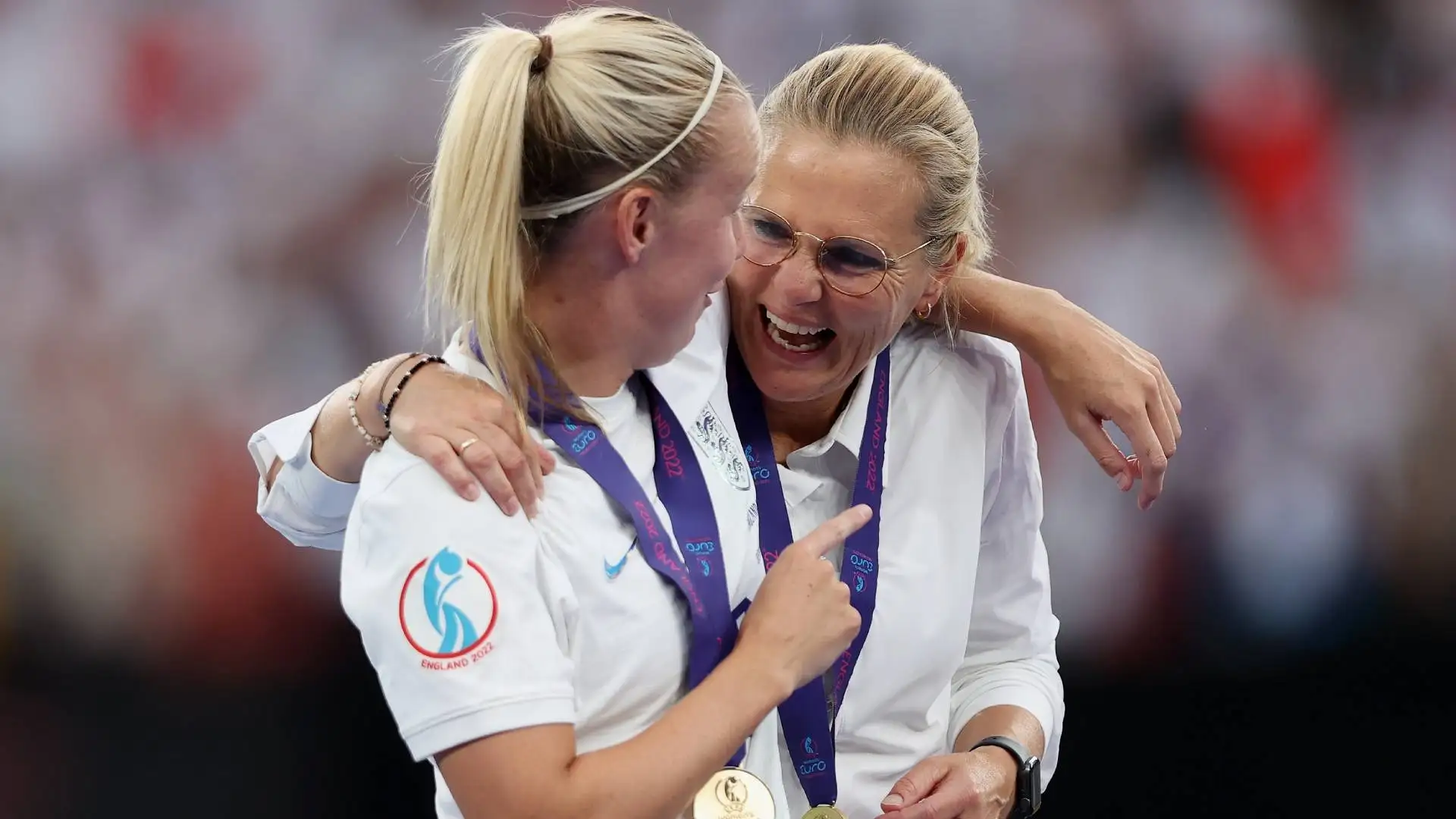 Festeggia anche l'allenatrice dell'Inghilterra, Sarina Wiegman