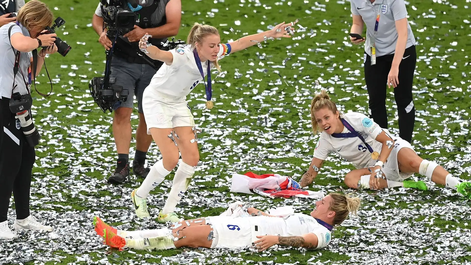 Tutti giù per terra in mezzo ai coriandoli a celebrare questo storico momento