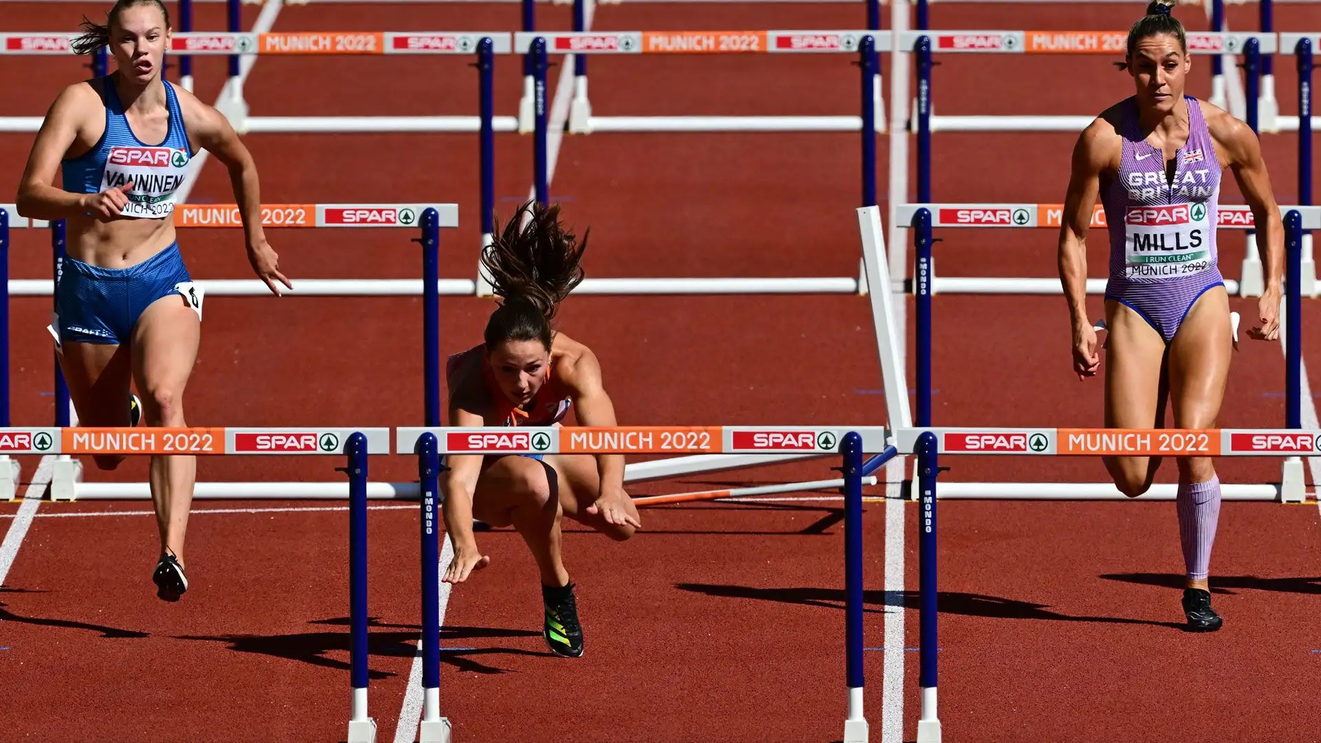 Emma Oosterwegel è inciampata mentre correva i 100 metri ostacoli