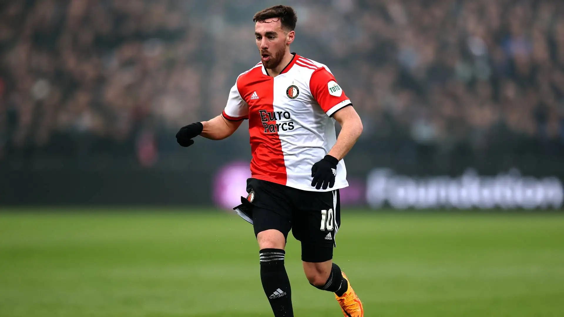 Gli olandesi del Feyenoord, sconfitti dalla Roma nell'ultima finale di Conference League, sono sicuramente la squadra da tenere d'occhio, dotati di ottimi giocatori tra cui il centrocampista Orkun Kokcu