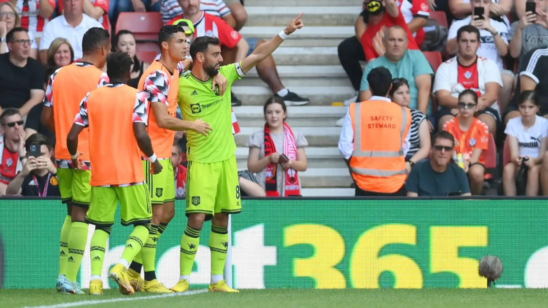 Dopo aver firmato la rete del vantaggio, Bruno Fernandes è andato ad abbracciare lo sconsolato connazionale in panchina