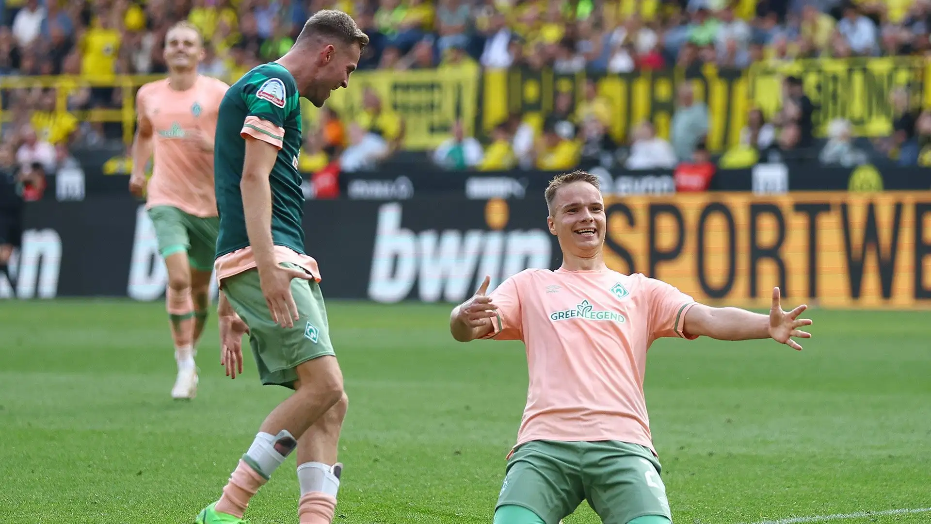Gli ospiti erano sotto 2-0 ma con una clamorosa rimonta hanno vinto 3-2