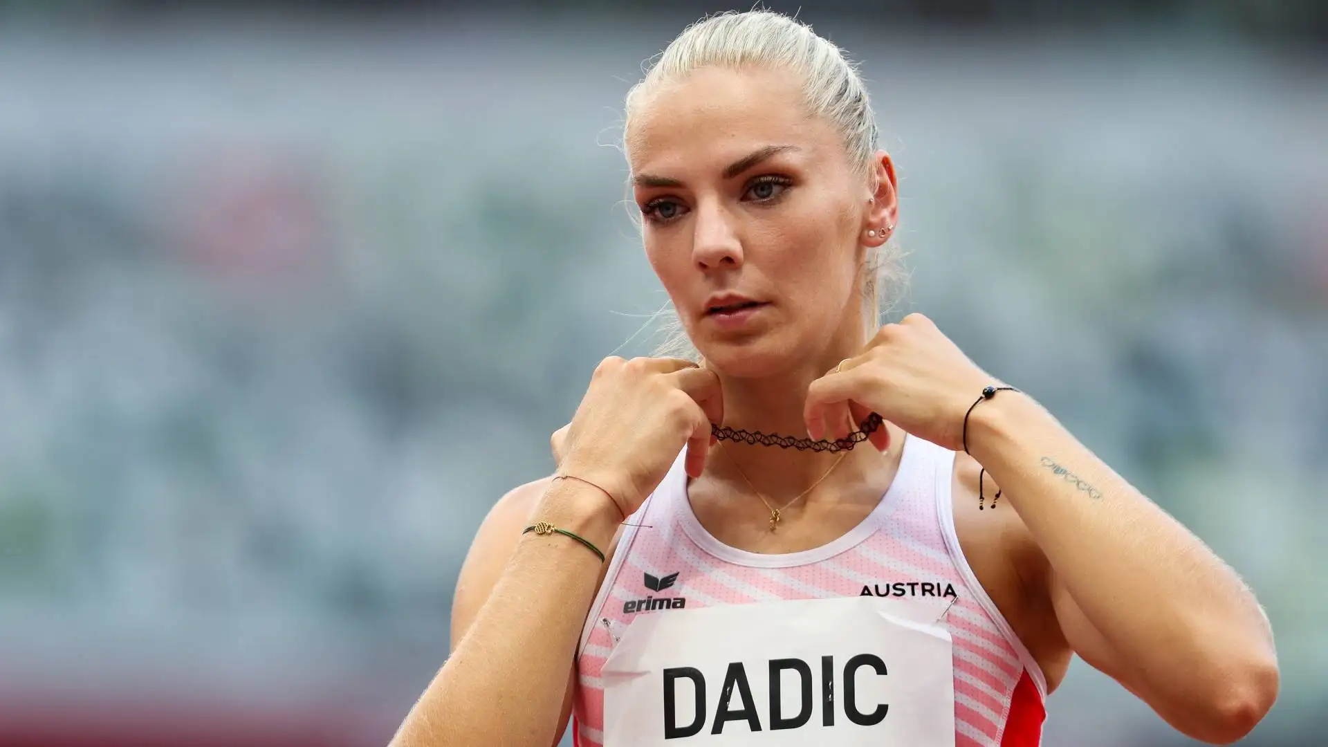 E' un'eptatleta e pentatleta austriaca