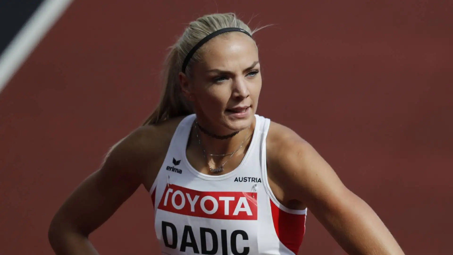 Il risultato più prestigioso è del 2018: l'argento ai mondiali indoor di Birmingham, nel pentathlon