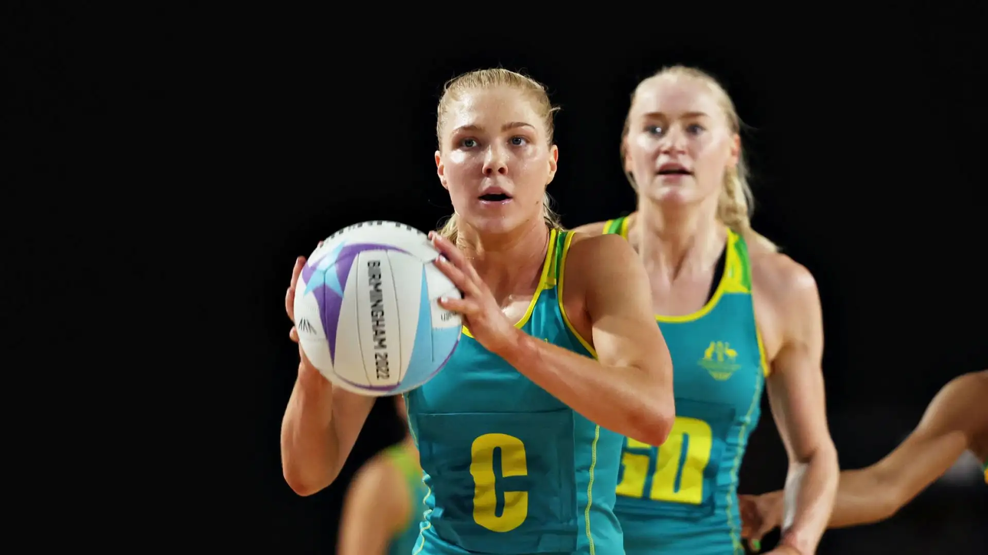 Il campo misura 30,5 metri per 15,25 metri ed è suddiviso in tre settori da linee orizzontali.