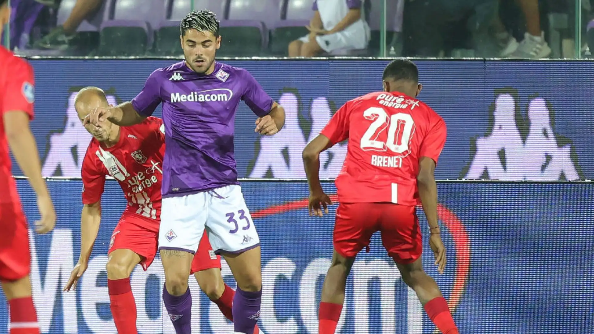 Sottil 7. Geniale il colpo di tacco che porta al primo gol, regala altre giocate da applausi.