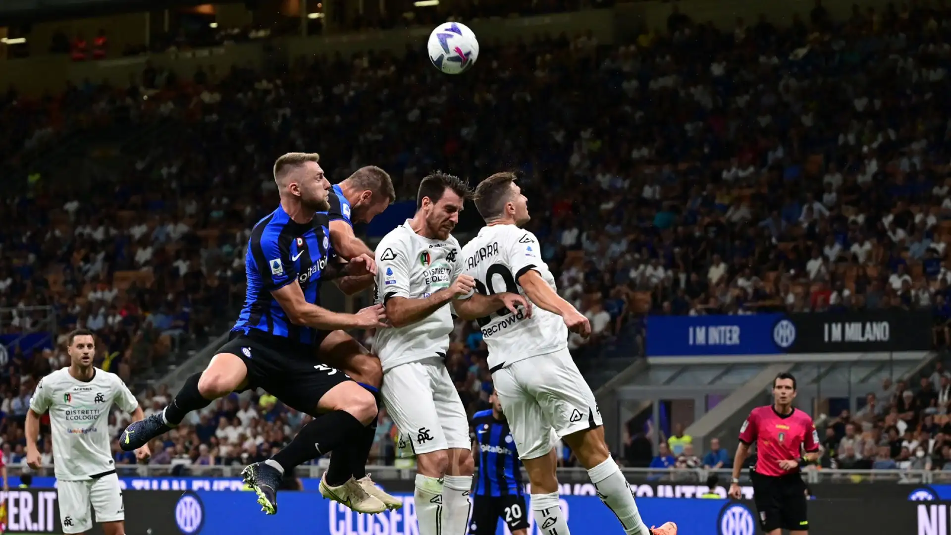 Skriniar 6. Serata tranquilla, se non fosse per l'ovazione riservatagli dai tifosi, felici che non se ne sia andato (per ora)