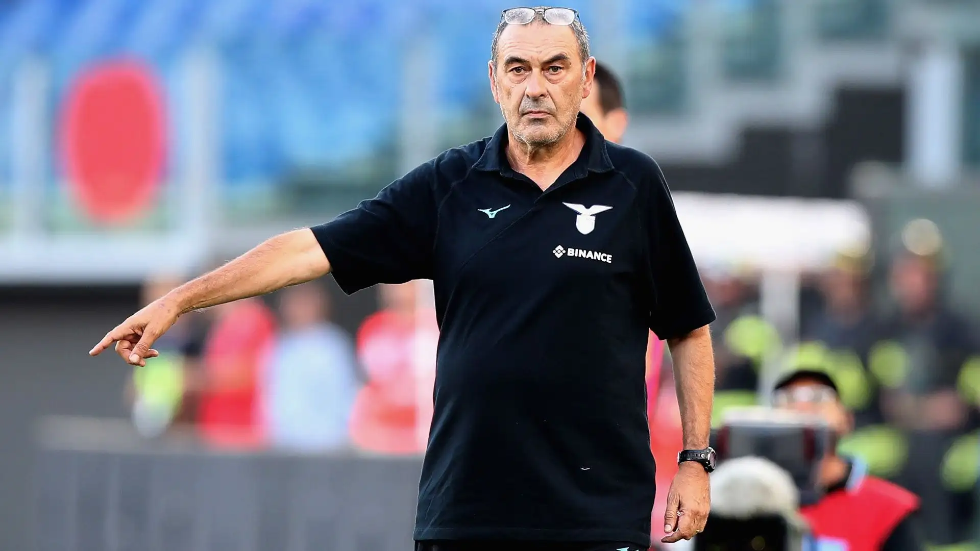 Sarri 5.5: dopo i primi nervosi quarantacinque minuti, la sua squadra non riesce a risistemarsi efficacemente in campo ma la parità numerica ridà forza alla formazione biancoceleste