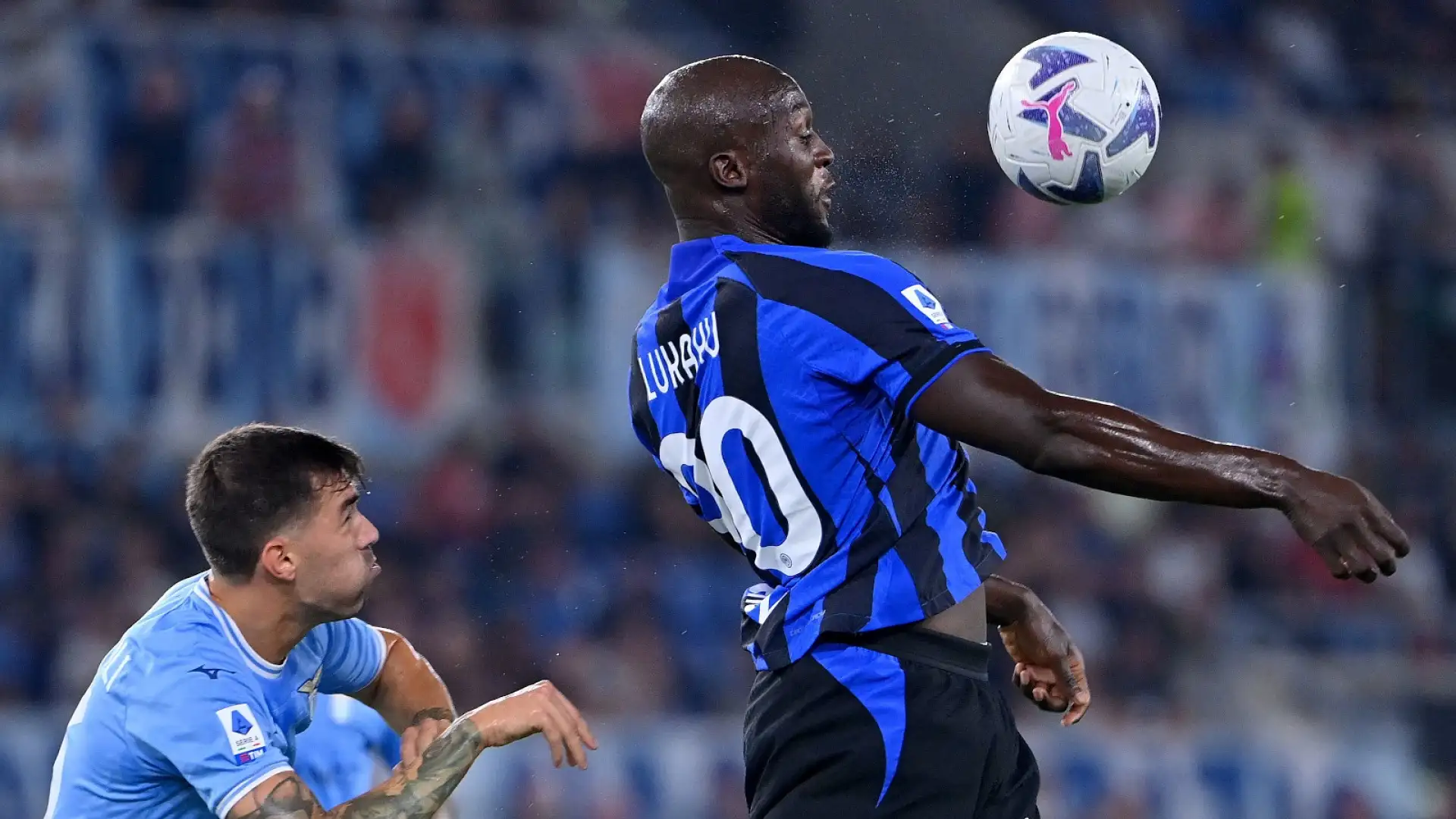 Lukaku 5: Avulso dal gioco, imbrigliato da una difesa attenta.
