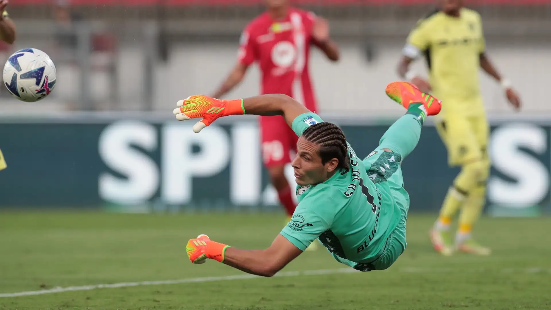 Silvestri 6,5: Un gol subito, ma anche un paio di interventi importanti.