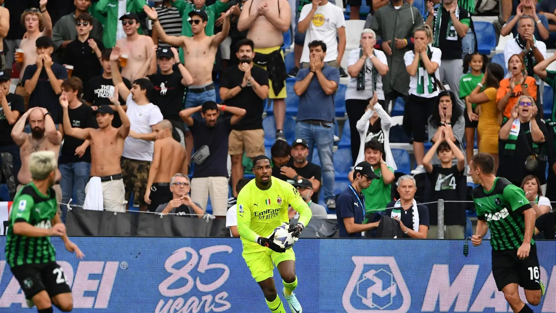 Maignan 7,5: man of the match con il rigore parato a Berardi, senza di lui poteva essere una gara da incubo per i rossoneri
