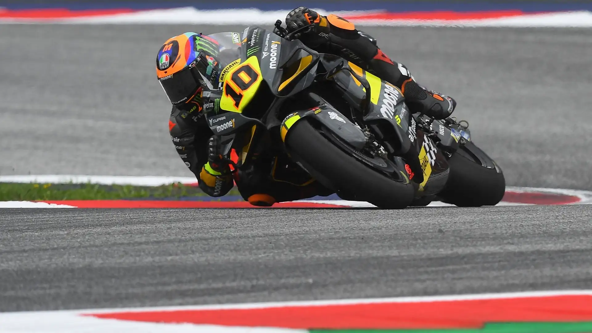 Marini 9: quarto posto da applausi per il fratello di Valentino Rossi, che partito dalla tredicesima posizione conquista il suo miglior risultato in carriera in MotoGp
