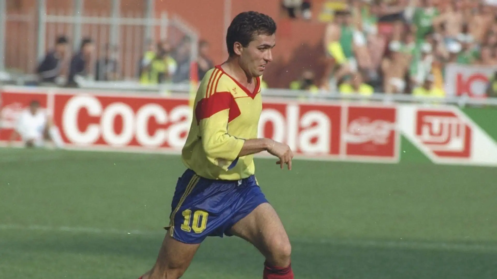 Gheorghe Hagi (Brescia): Nel 1992, Hagi lascia il Real Madrid per sbarcare in Italia, dove accetta la corte di Mircea Lucescu, allenatore del Brescia