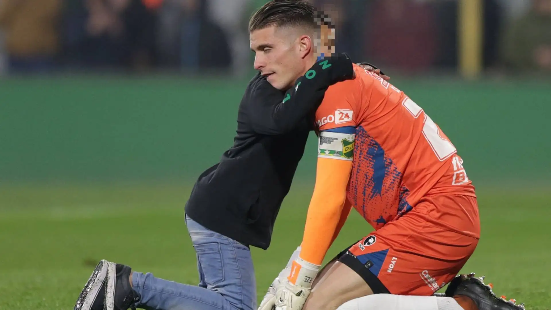 Un bimbo è corso in campo per consolare il portiere Ezequiel Unsain